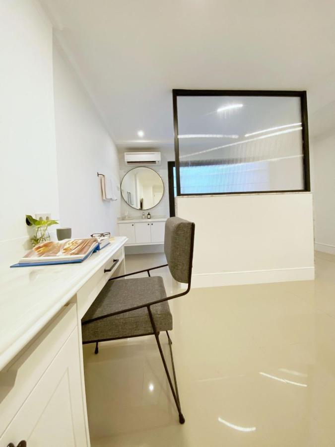 Loewys Home Tanjung Duren Jakarta Barat Exterior photo