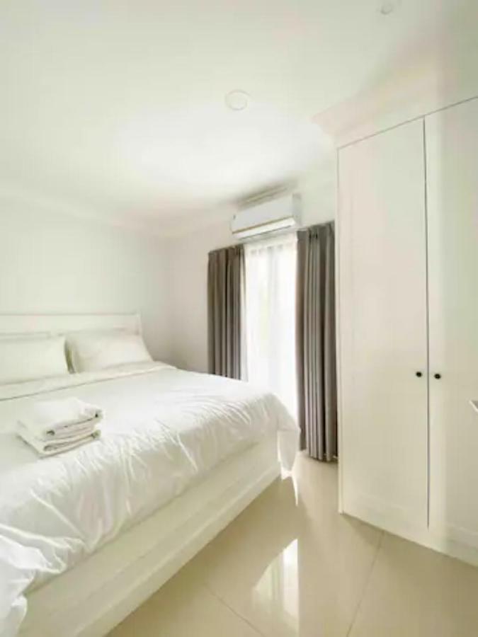 Loewys Home Tanjung Duren Jakarta Barat Exterior photo