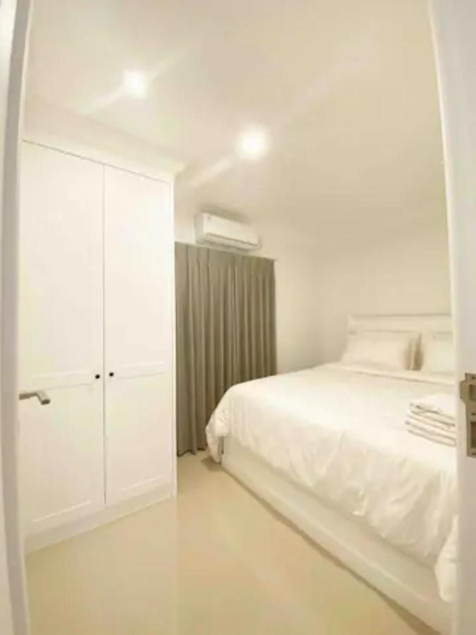 Loewys Home Tanjung Duren Jakarta Barat Exterior photo